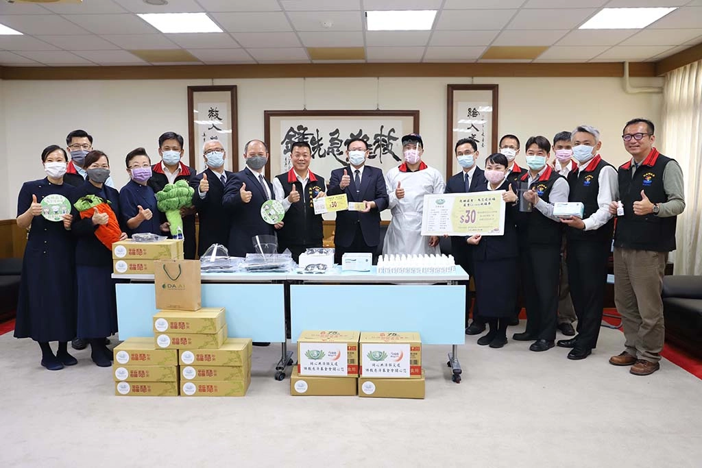 今年4月20日,在包括慈濟基金會、慈濟大學及花蓮地區慈濟志工代表特別前往花蓮縣消防局致贈防疫物資與營養品為花蓮消防同仁打氣。