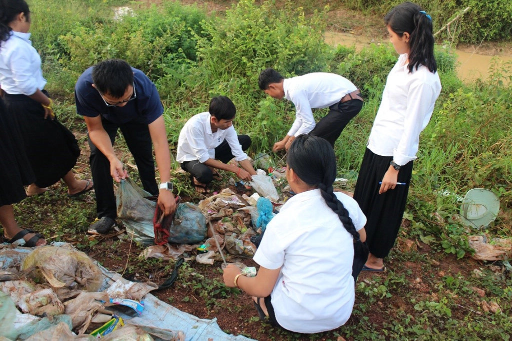 團員過去到柬埔寨,與學生們共同清掃環境。