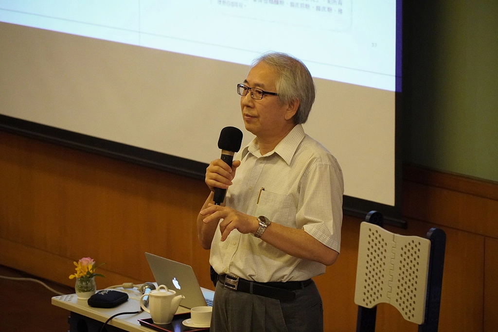 大林慈濟醫院「國際膝關節健康促進中心」主任呂紹睿醫師,在彰化靜思堂人文心靈講座分享護膝的重要性。