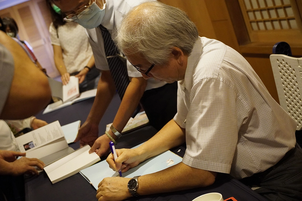 大林慈濟醫院「國際膝關節健康促進中心」主任呂紹睿醫師,在彰化靜思堂人文心靈講座分享護膝的重要性。