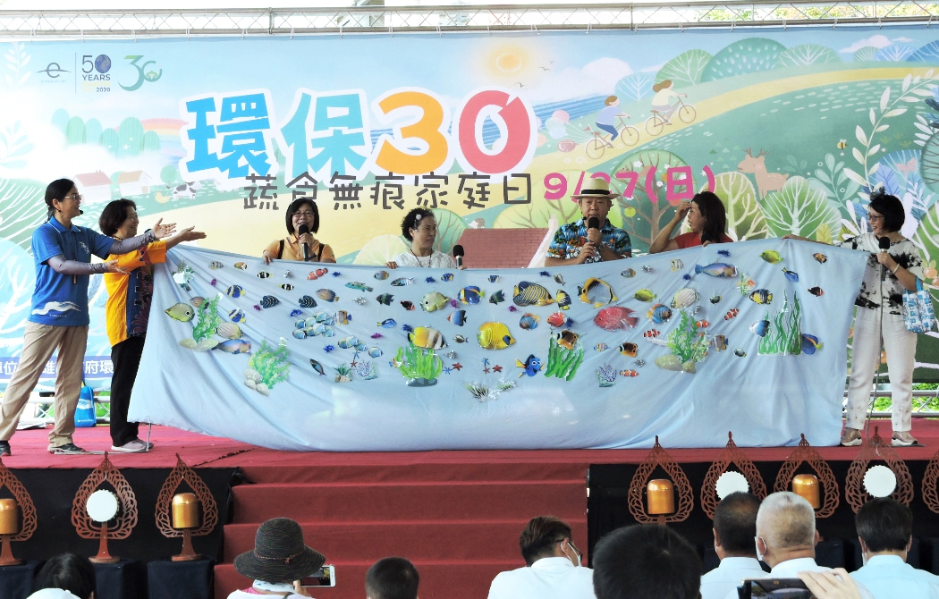 結合各界環保團體,讓環保議題的關注更寬廣,海洋國家公園志工隊以行動劇,傳遞人人維護海洋環境的重要。