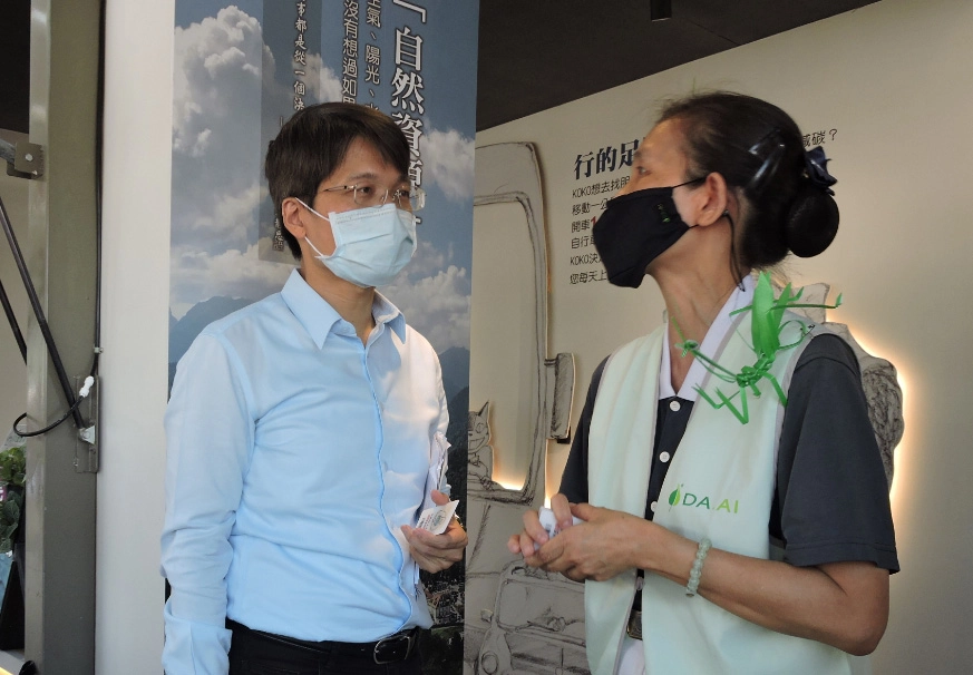 代表高雄市政府出席的農業局王正一代理局長(左),對「行動環保教育車」的規劃設計非常肯定及讚嘆。