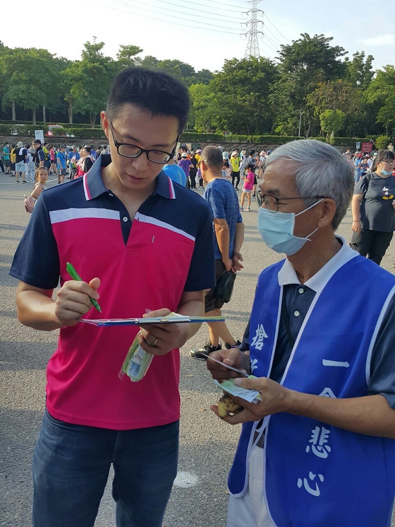 為幫助更多白血病患者,志工到人多的地方宣導造血幹細胞驗血活動。