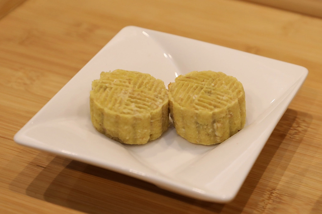 高纖、低脂的綠豆燕麥月餅,熱量不僅只有93大卡,糖分減少到5.3克,還多了1.6克的膳食纖維,讓民眾在吃應景的月餅時也可以吃得很健康。