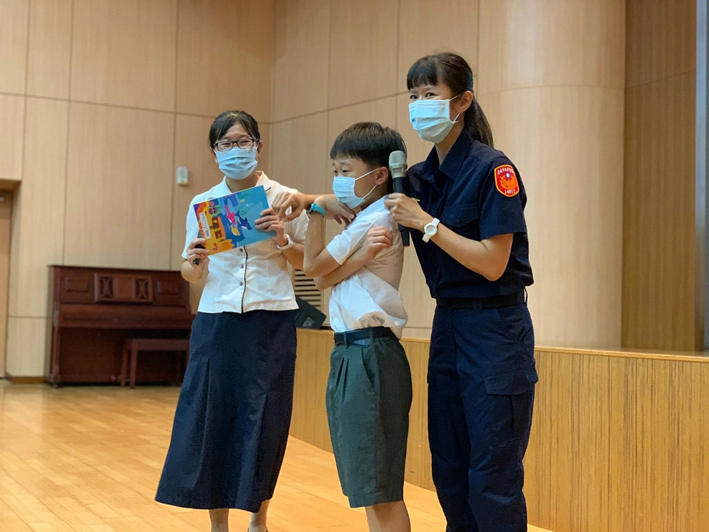 王姿嵐家防官用行動劇模擬危險狀況,引導學生自我保護的方式。