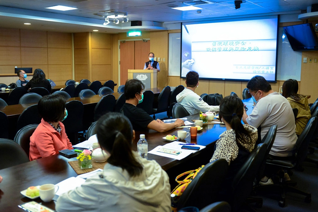 9月29日醫福會假台北慈濟醫院舉辦「公共安全及機電安全研討會」,與會者走訪台北慈濟醫院,深入了解綠色防震建築的效能。