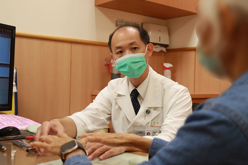 神經內科醫師郭啟中(圖左)透過生理檢查,確認憂鬱、恐慌的根源在心 理層面。