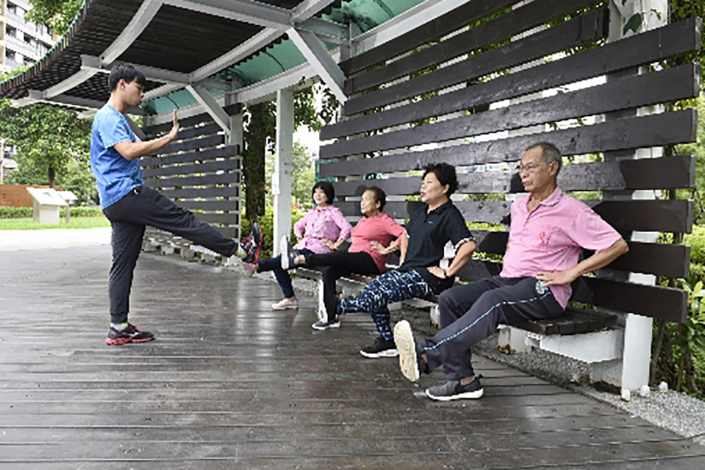 椅子式:坐在公園的座椅或石凳上,進行單腳抬腿伸膝動作,訓練腹部及下肢肌力。