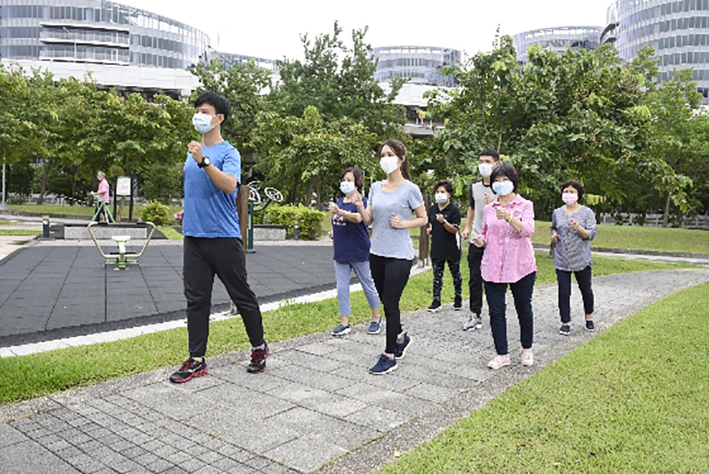 步道式:全家人可以一起在公園步道上健走,不但可以鍛鍊心肺能力與下肢肌力、肌耐力,還可以維繫親情並互相激勵,運動效果更好!