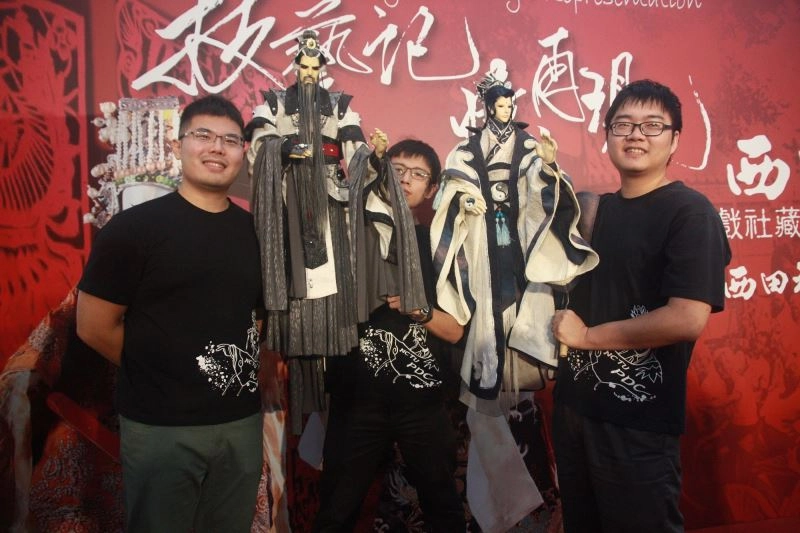 布袋戲社以自創的戲偶故事,要傳遞正向的知識與價值觀給小朋友。
