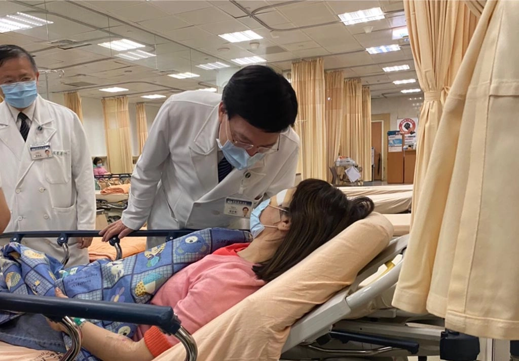 車禍傷者轉至台北慈濟醫院,趙有誠院長、徐榮源副院長第一時間於急診關懷。