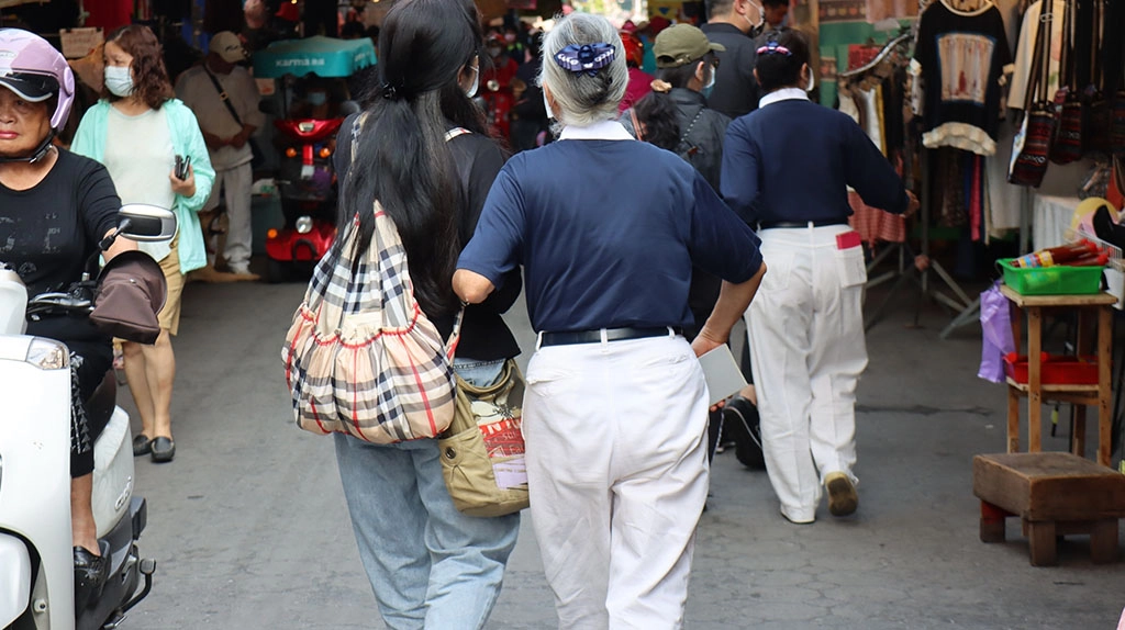 外地家屬人生地不熟,慈濟志工陪伴罹難者家屬購買往生者衣物。