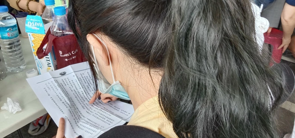 靜思精舍法師轉達證嚴法師的祝福,親手送上慰問信。