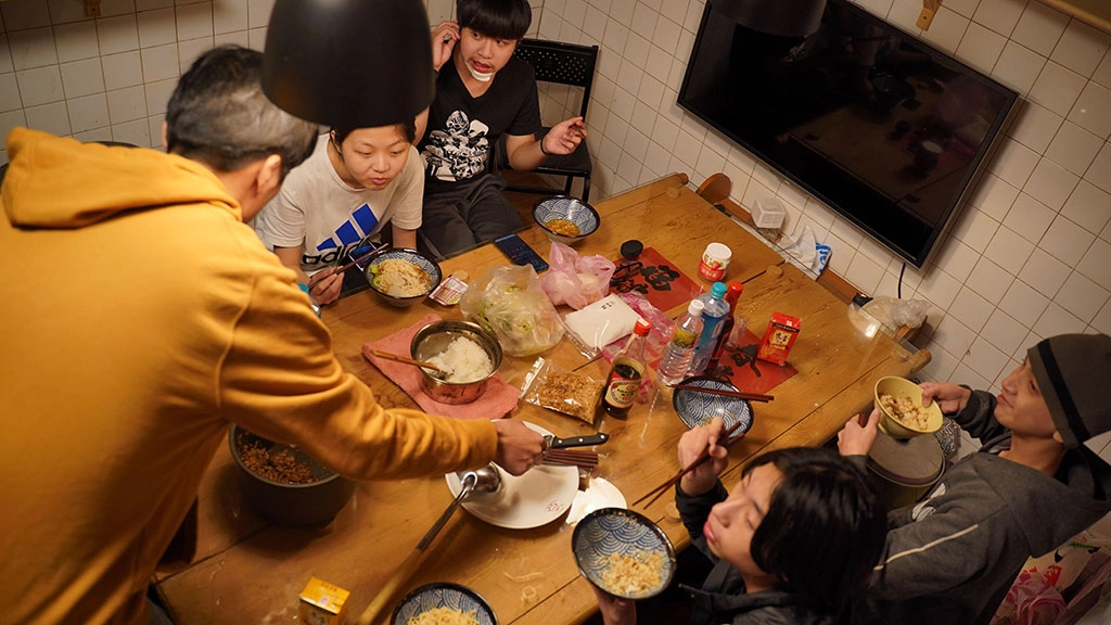 逆風聯隊辦理深夜食堂,讓青少年享用麵食的同時找到生活的價值及心靈歸宿。