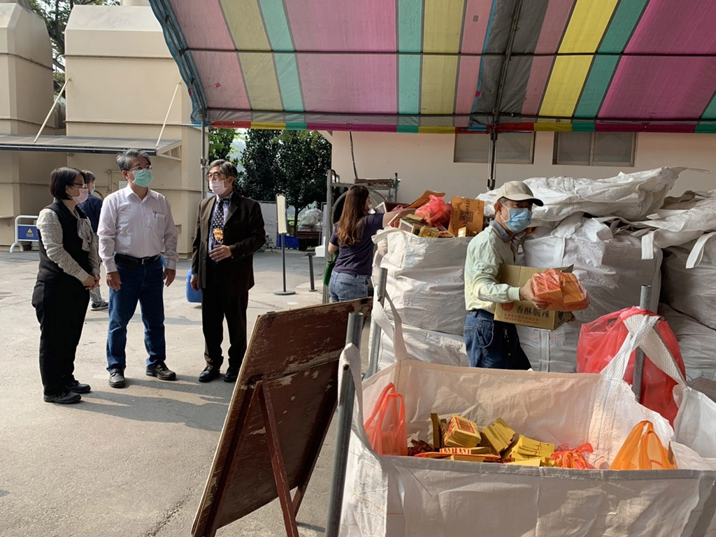 清明祭祖心誠則靈,中市環保局籲少焚香少燃金。