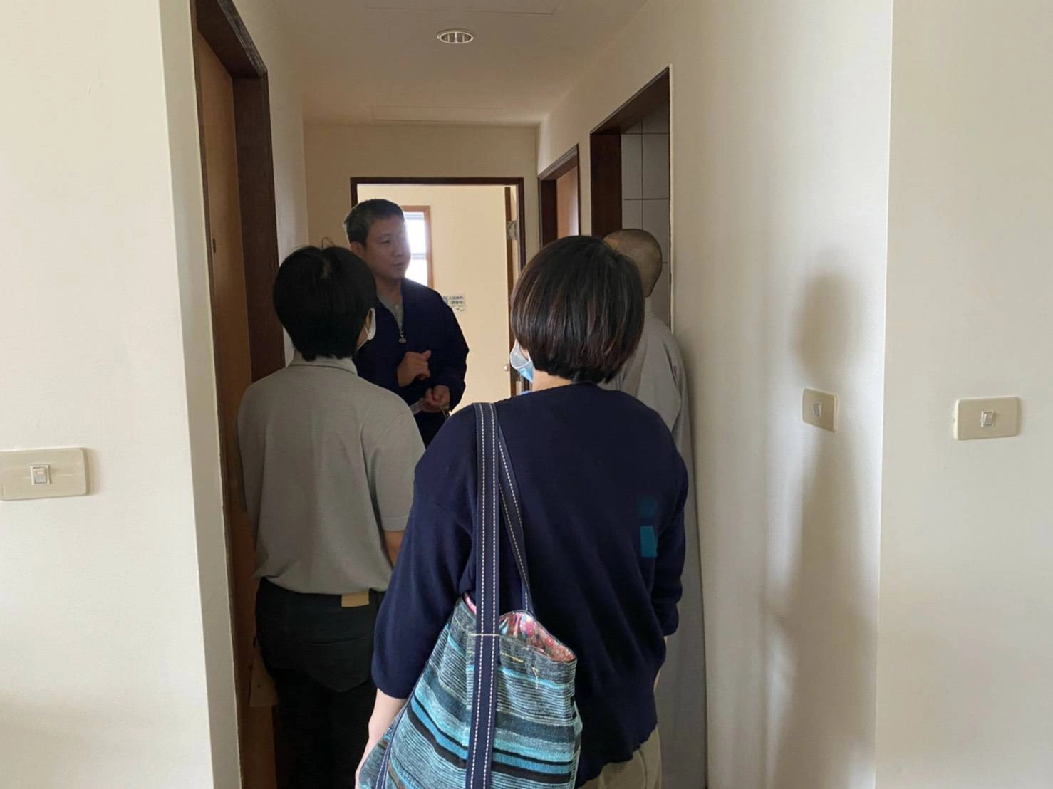 慈濟提供醫院旁的住所,讓傷者家屬就近照顧。