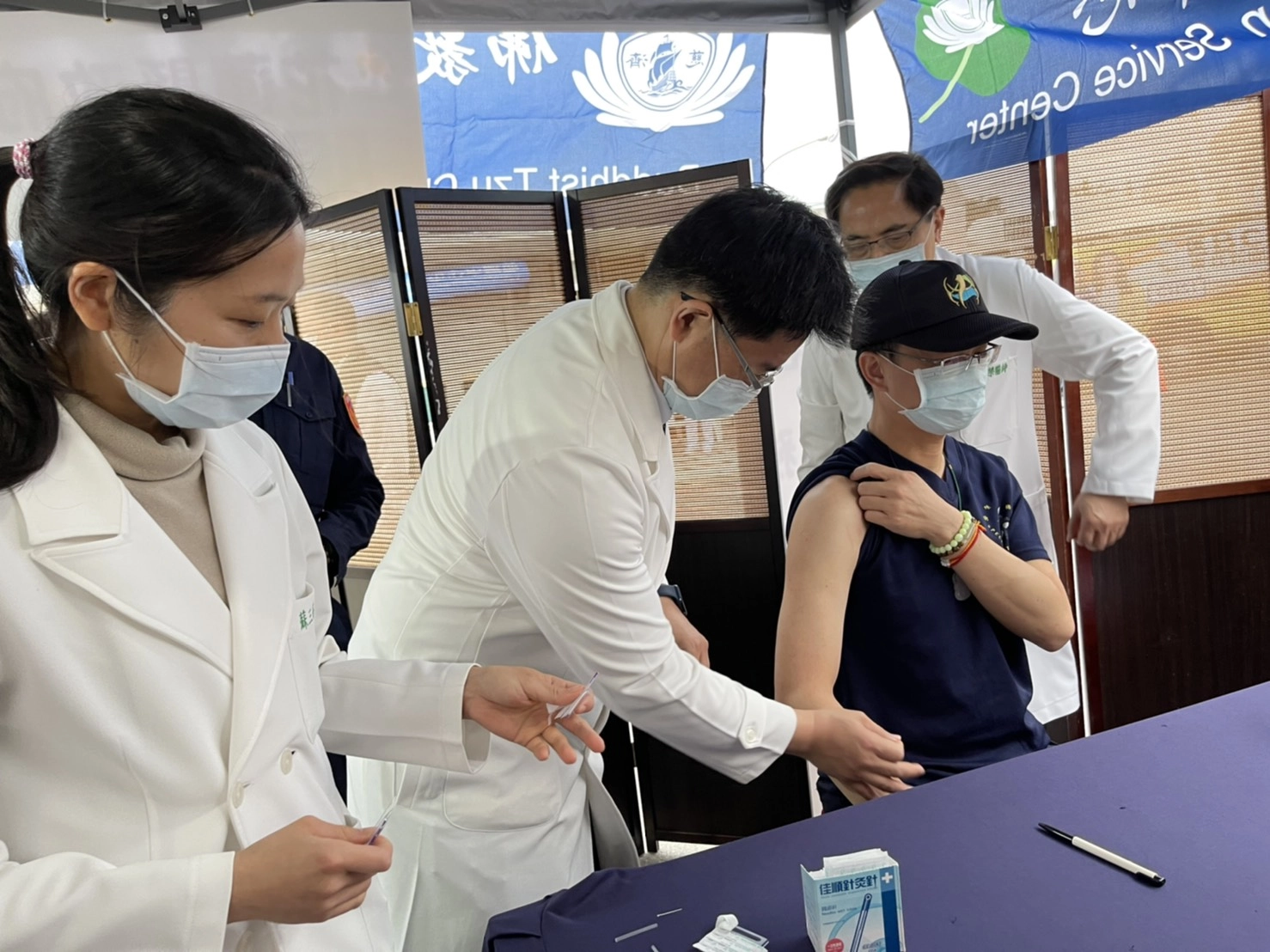 花蓮慈院副院長何宗融在院長林欣榮陪伴下,也特別在現場為有需要解壓的民眾進行關懷。