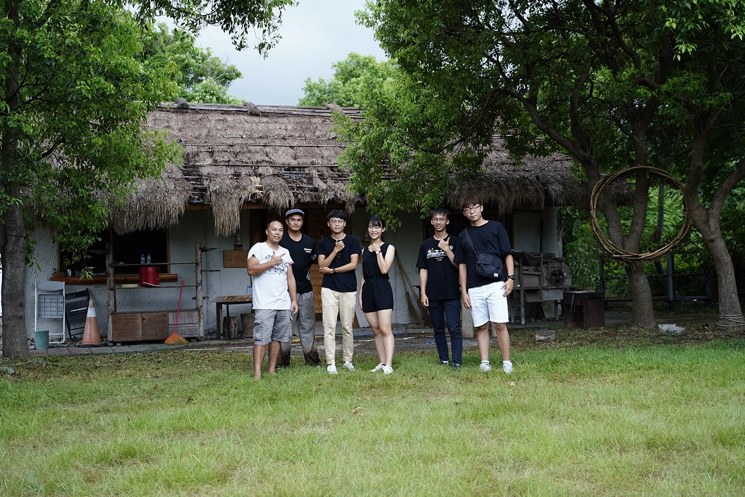 「A.B.O.」團隊到都蘭部落裡的一間咖啡屋,屋頂上一束束的茅草象徵著祖先。