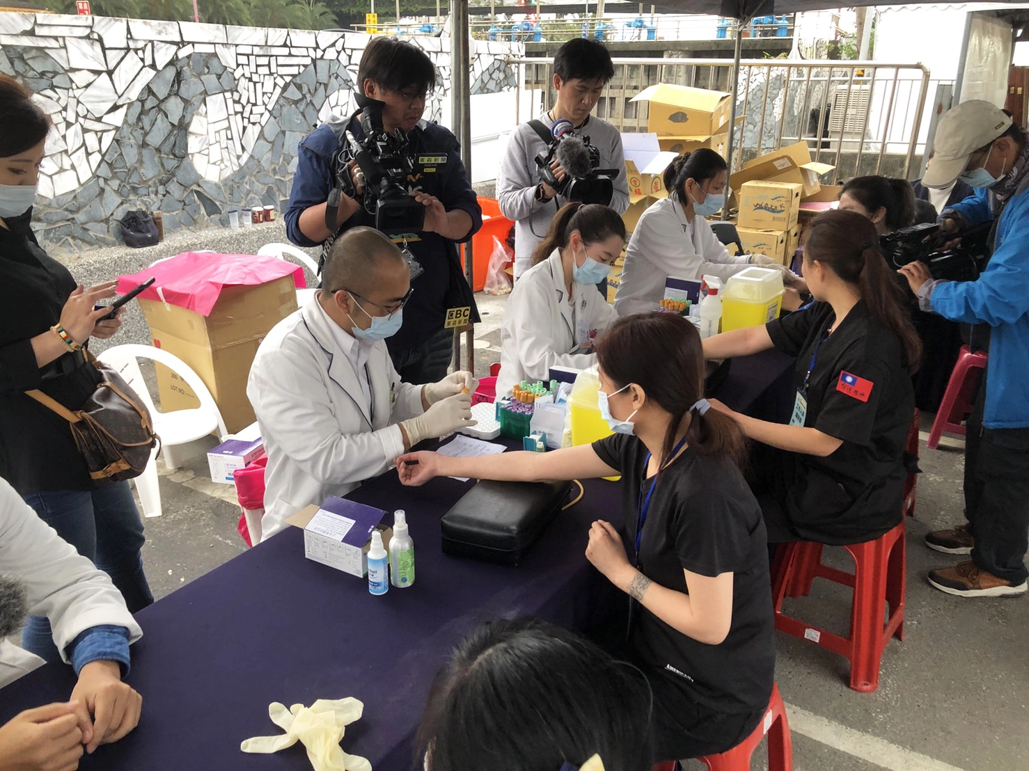 下午四點幫76行者,逐一抽血建立健康檔案。