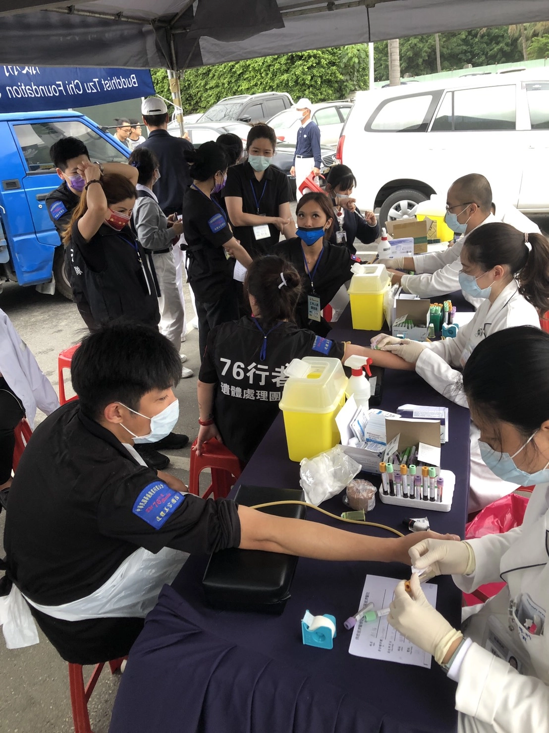 下午四點幫76行者,逐一抽血建立健康檔案。