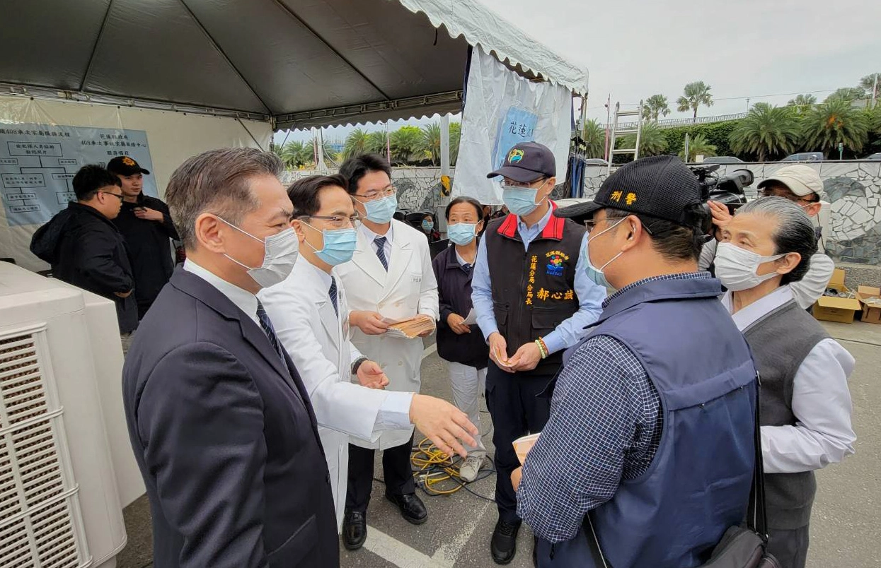 花蓮慈濟醫院除了在搜救現場提供第一線的醫療照護與心理輔導,更與花蓮縣消防局合作,12日起展開15梯次的「心靈健康講座」。
