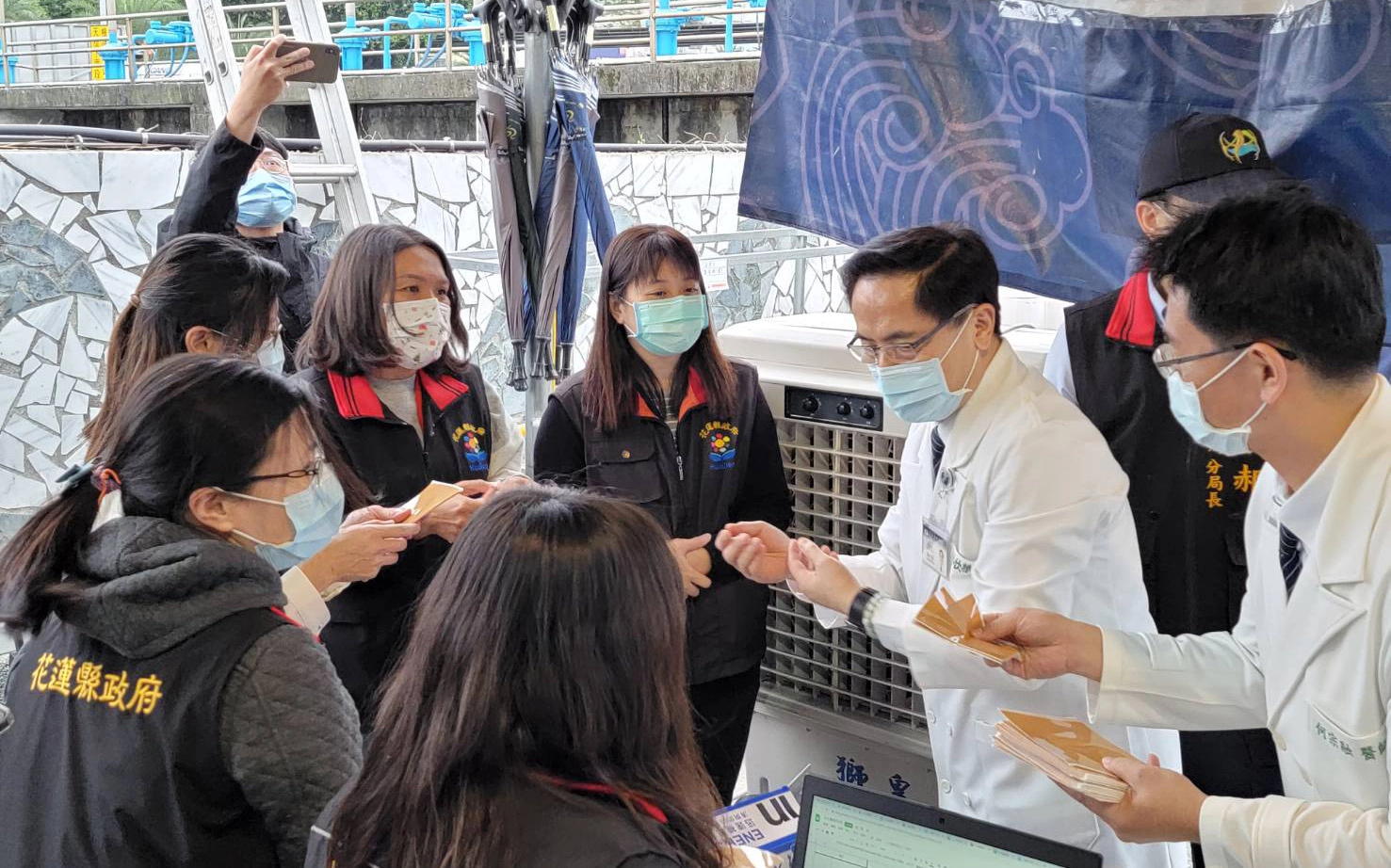 花蓮慈濟醫院除了在搜救現場提供第一線的醫療照護與心理輔導,更與花蓮縣消防局合作,12日起展開15梯次的「心靈健康講座」。