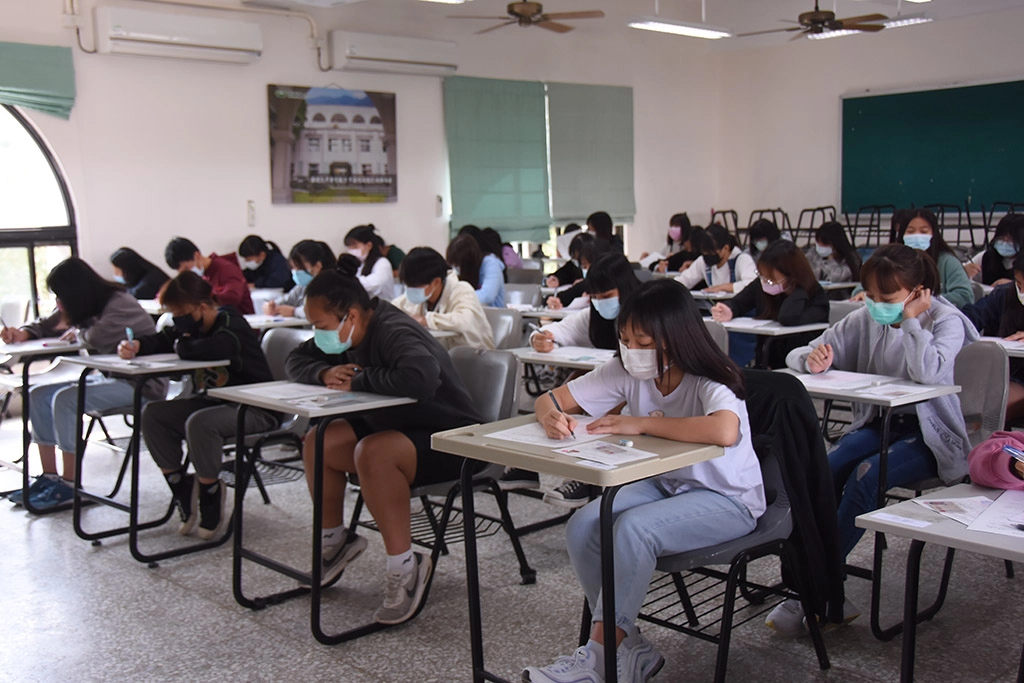 慈濟科技大學110學年度五專部護理科原住民專班招生考試，考生認真應考。