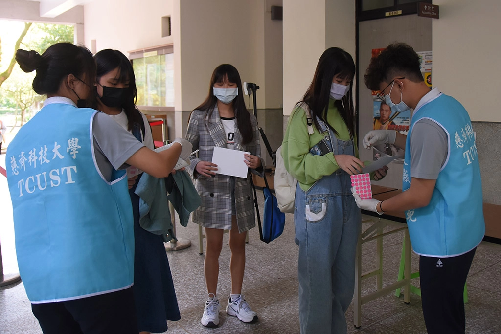 慈濟科技大學要求量測體溫,並貼上識別貼紙。