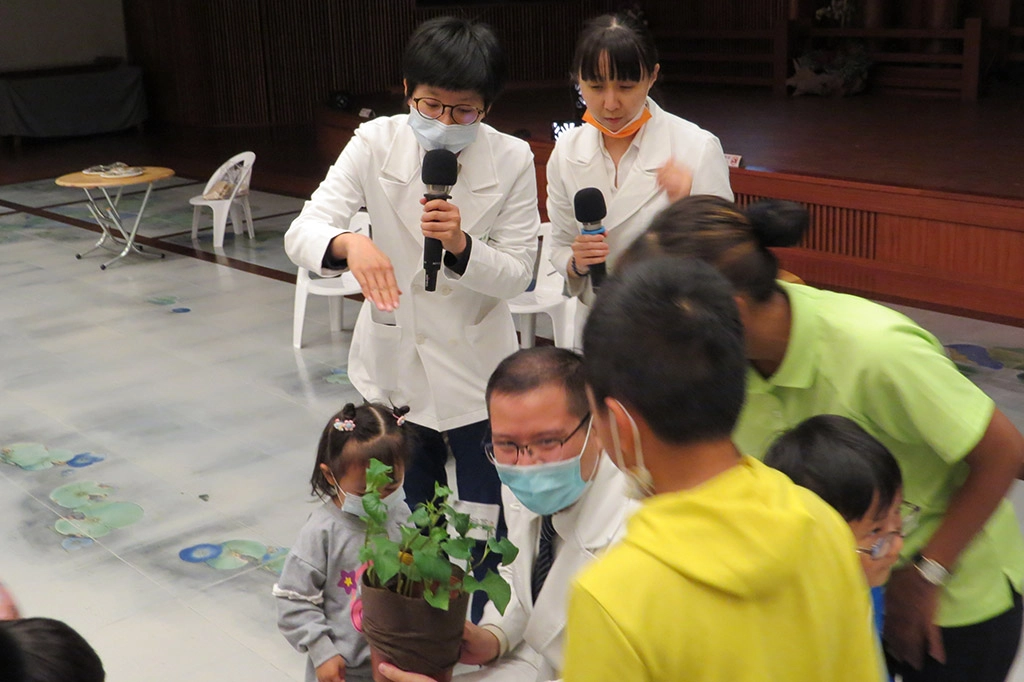 分站活動—花慈中醫部的中醫師哥哥、姊姊直接把中藥盆栽帶來現場,讓小朋友聞聞生鮮中草藥的味道。