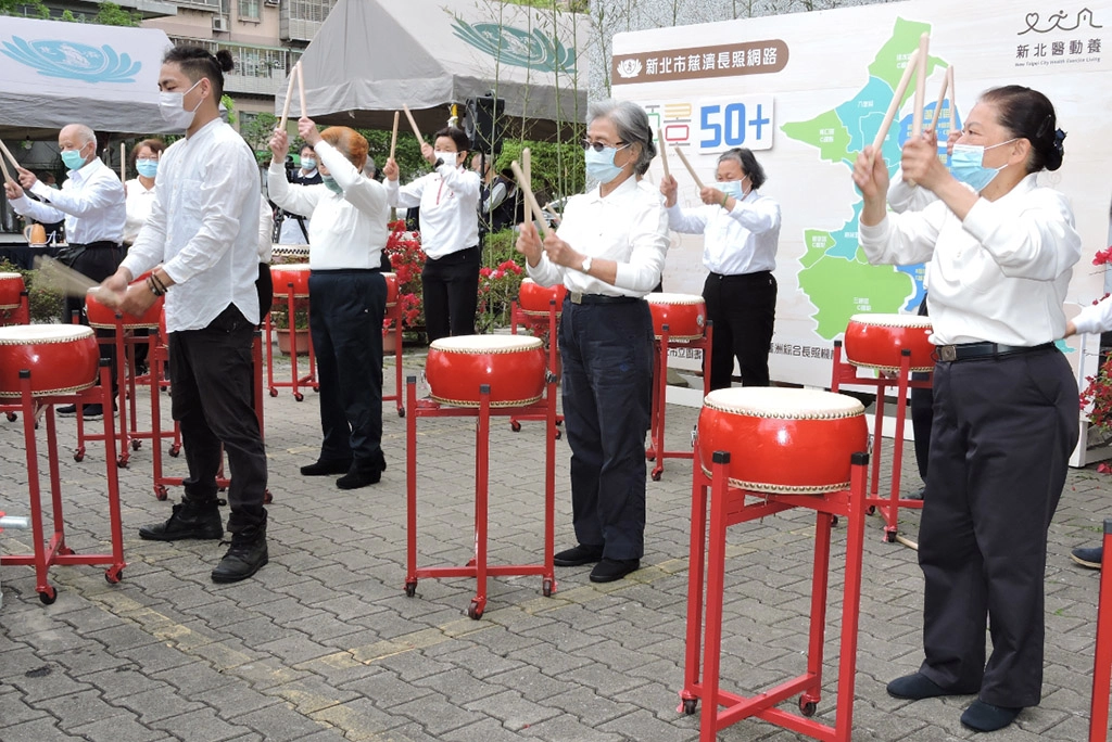 三重許多「老菩薩」慈濟志工展現活力,敲打擊出活潑的銀髮樂章。