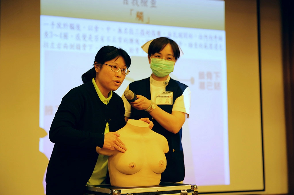 花蓮慈院護理部個案管理師蘇慧如(左),教婦女乳房自我檢查。