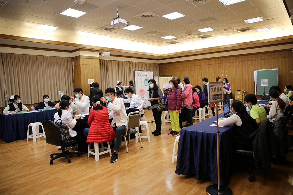 「守護健康.榛愛幸福」預防醫學健康研習活動現場,也提供癌症篩檢登記、健康諮詢以及中醫體質耳穴檢測、免費電射光照等體驗,讓婦女更了解自己的身體。