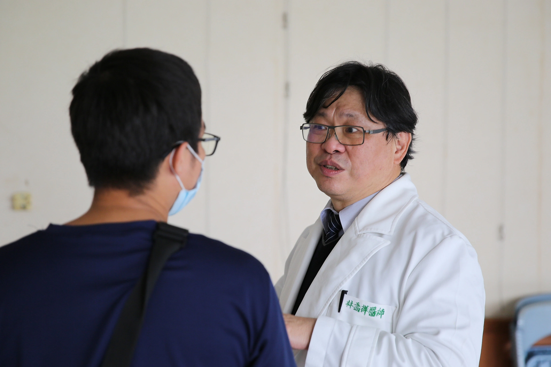 會後,有消防弟兄找林喬祥主任聊聊心事