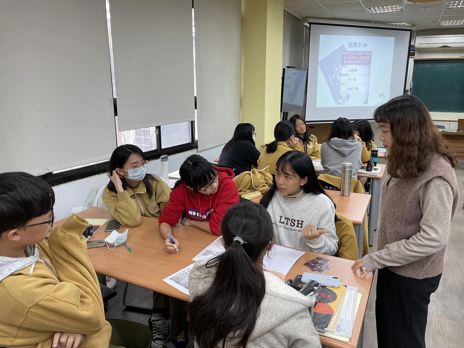 教師利用王牌檢察官桌遊引導學校案情發展,培養學生自我思考能力。