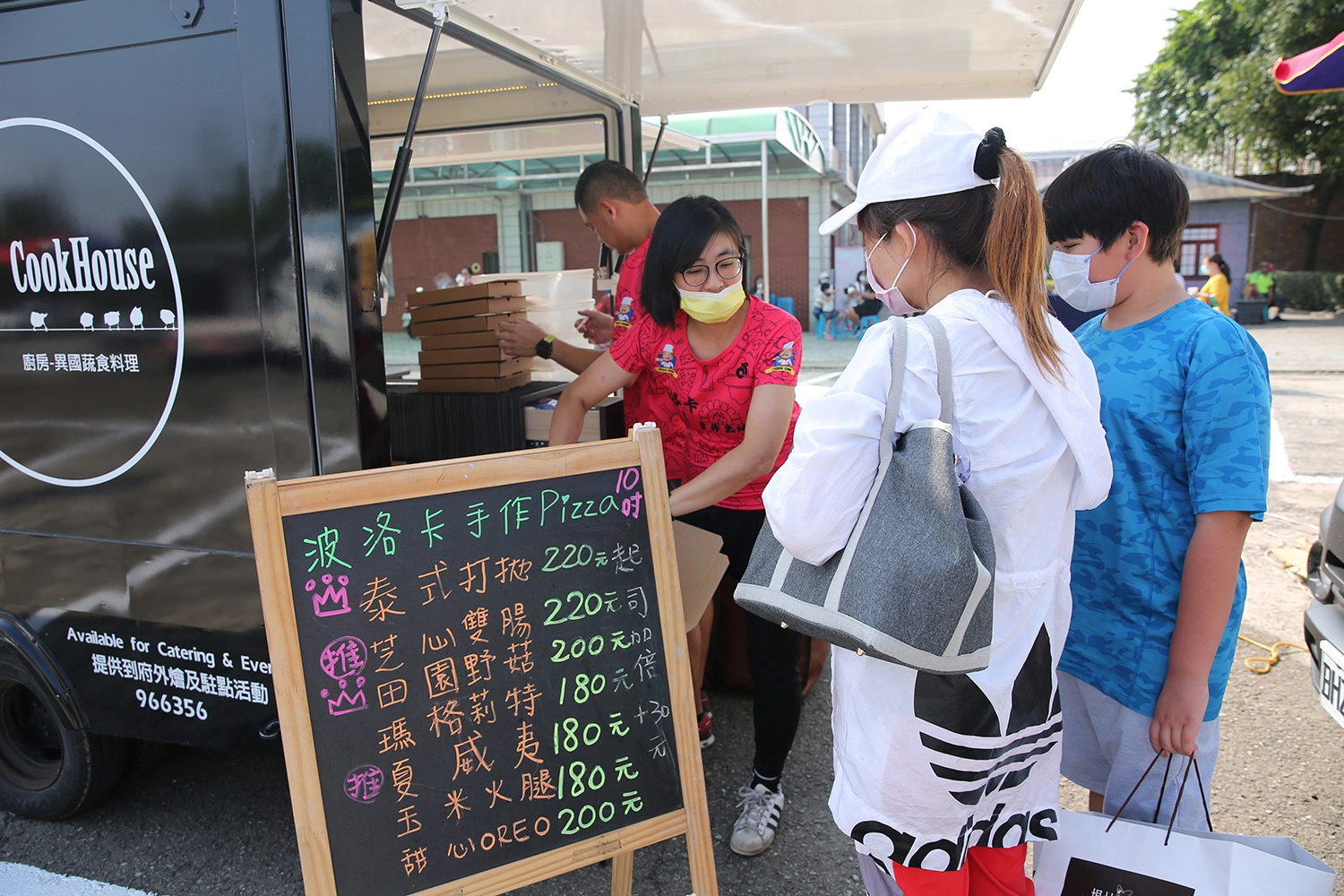 老闆娘呂虹璇深感,環境是大家的,如果一個人一餐素食,可以減少畜牧業的排碳量,又能自備環保碗餐具,都是對未來有很好的幫助。(攝影者:黃炳添)