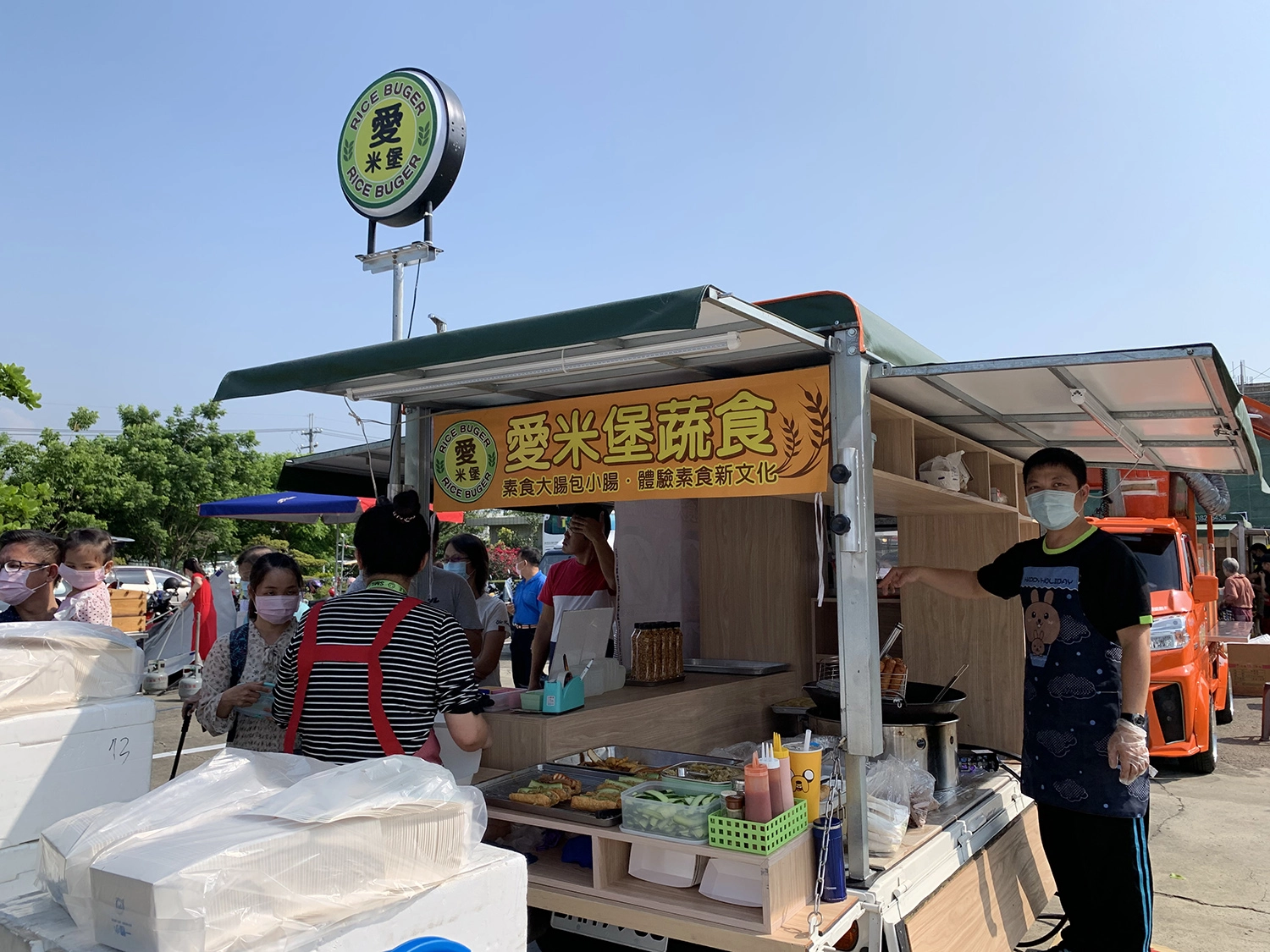 陳信良老闆有感,全臺走透透,一趟的車程幾百公里,耗時又耗力,只為一個理念,「素食是健康可以救地球,是未來人類生存的重要橋樑,一個人的力量有限,需要大家共同來維護。」(攝影者:李玉如)