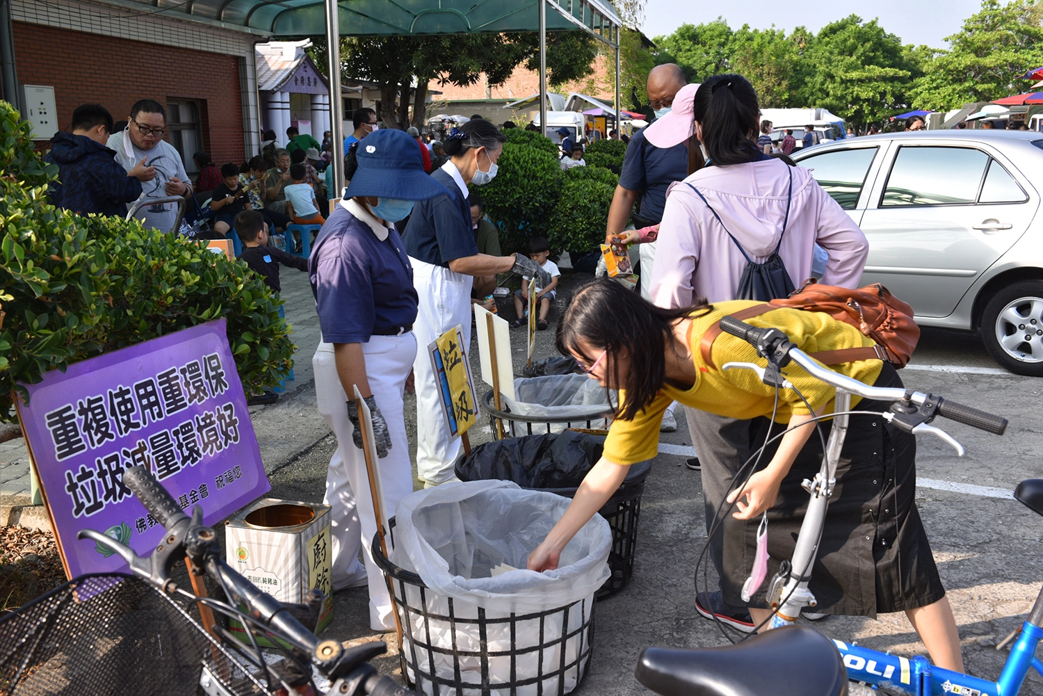 停車場一隅,環保志工仍肩負起宣導及資源分類的任務,為這場蔬食環保饗宴劃下美麗的句點。