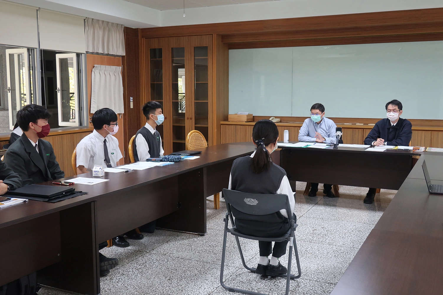 同學們共同聆聽師長的建議及回饋,期望第二階段皆能順利通過,邁向理想的學系。圖/王品方