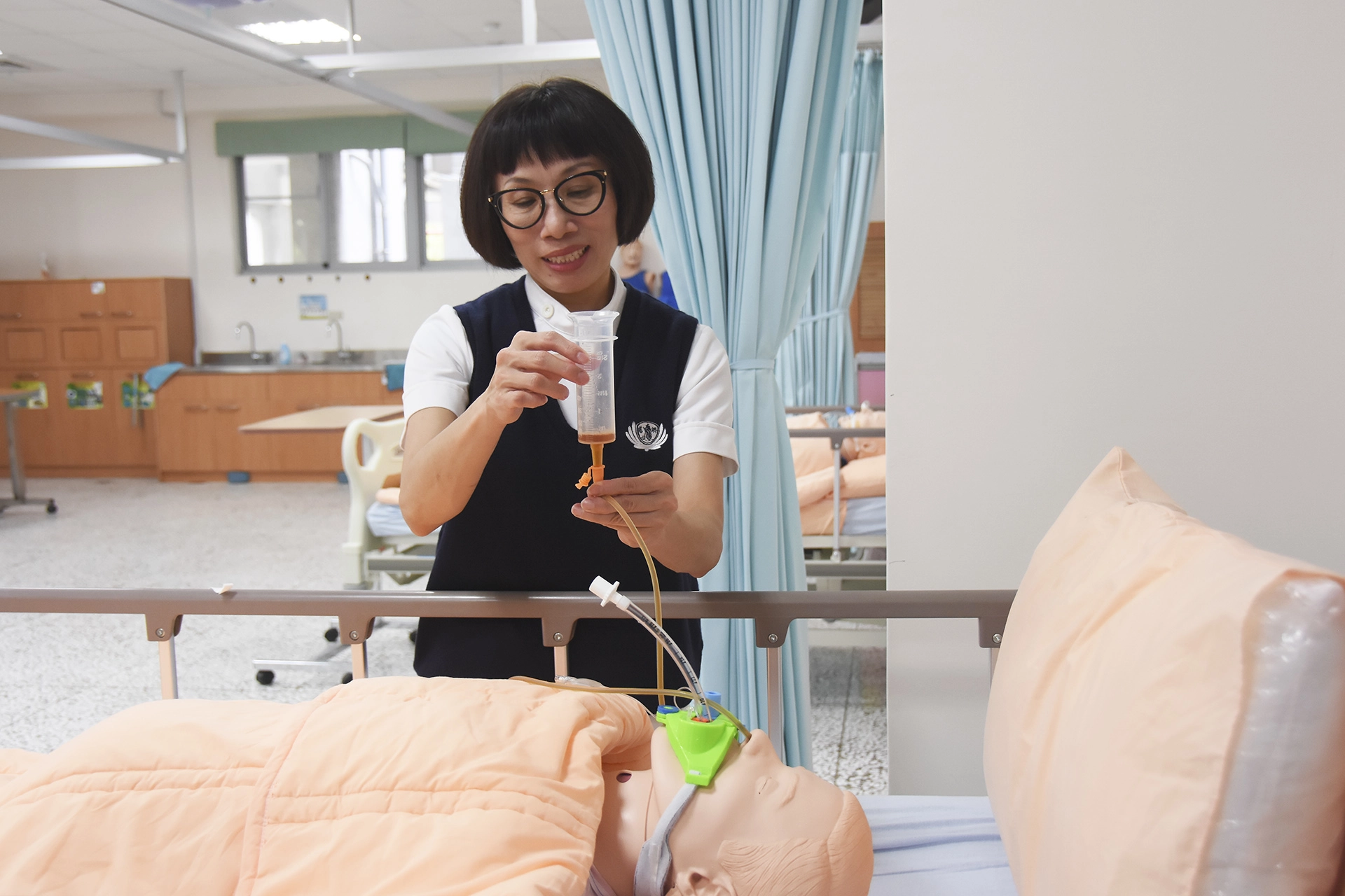 慈濟科技大學研發長林祝君說明,病人裝著「複合式管路固定結構」,也能順利用鼻胃管灌食。
