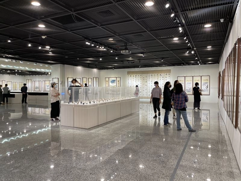 文化部所屬國立彰化生活美學館於110年4月15日至5月30日,在該館第一、二展覽室舉辦「六六信願行-2021拾得書畫篆刻三法印展」。