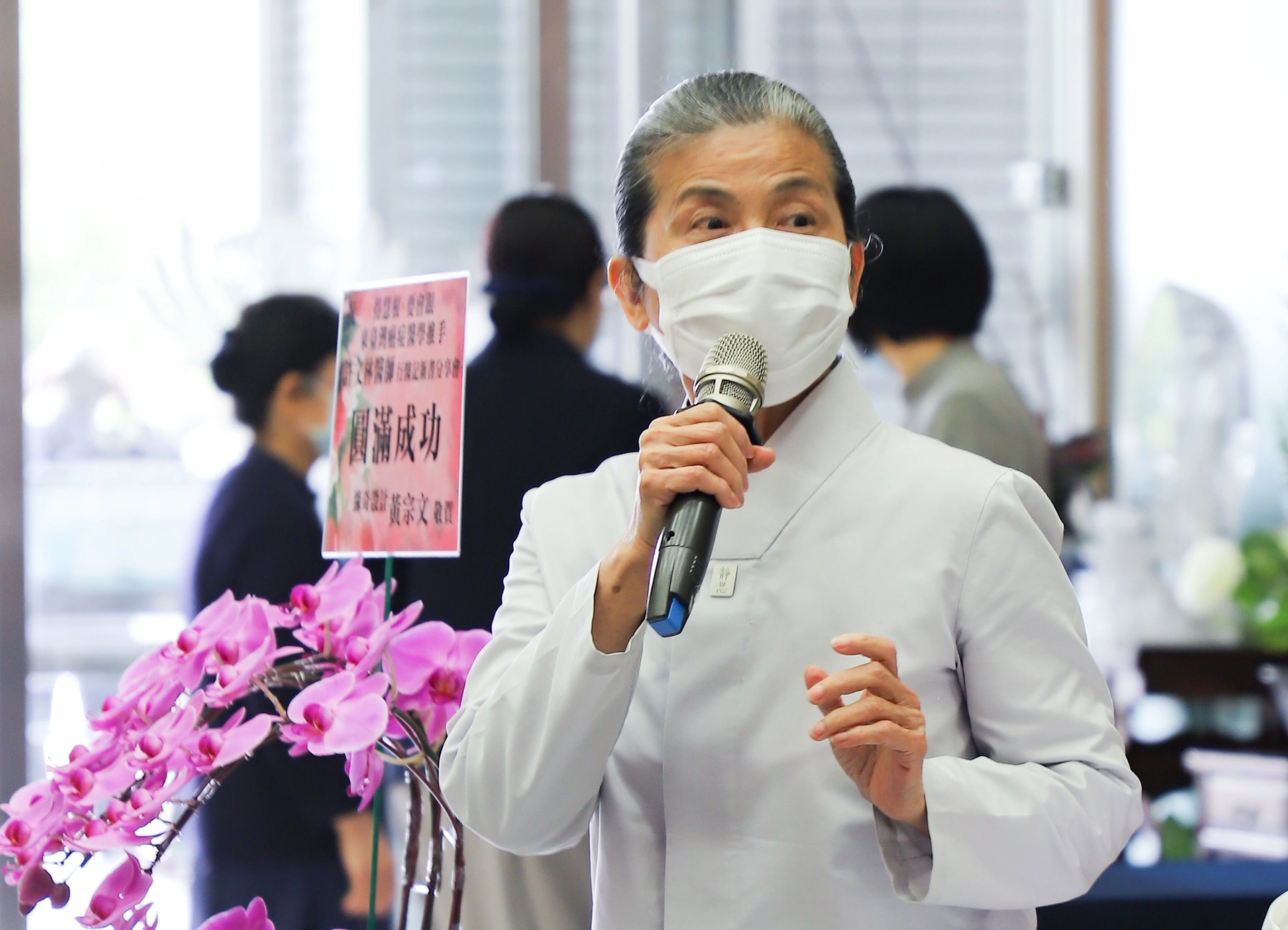 癌症關懷資深志工顏惠美(靜曦)師姊感恩許副院長用心帶起「癌症關懷小組」,凝聚志工的力量,一同參與照護病友及家屬的全人、全程身心照顧歷程。