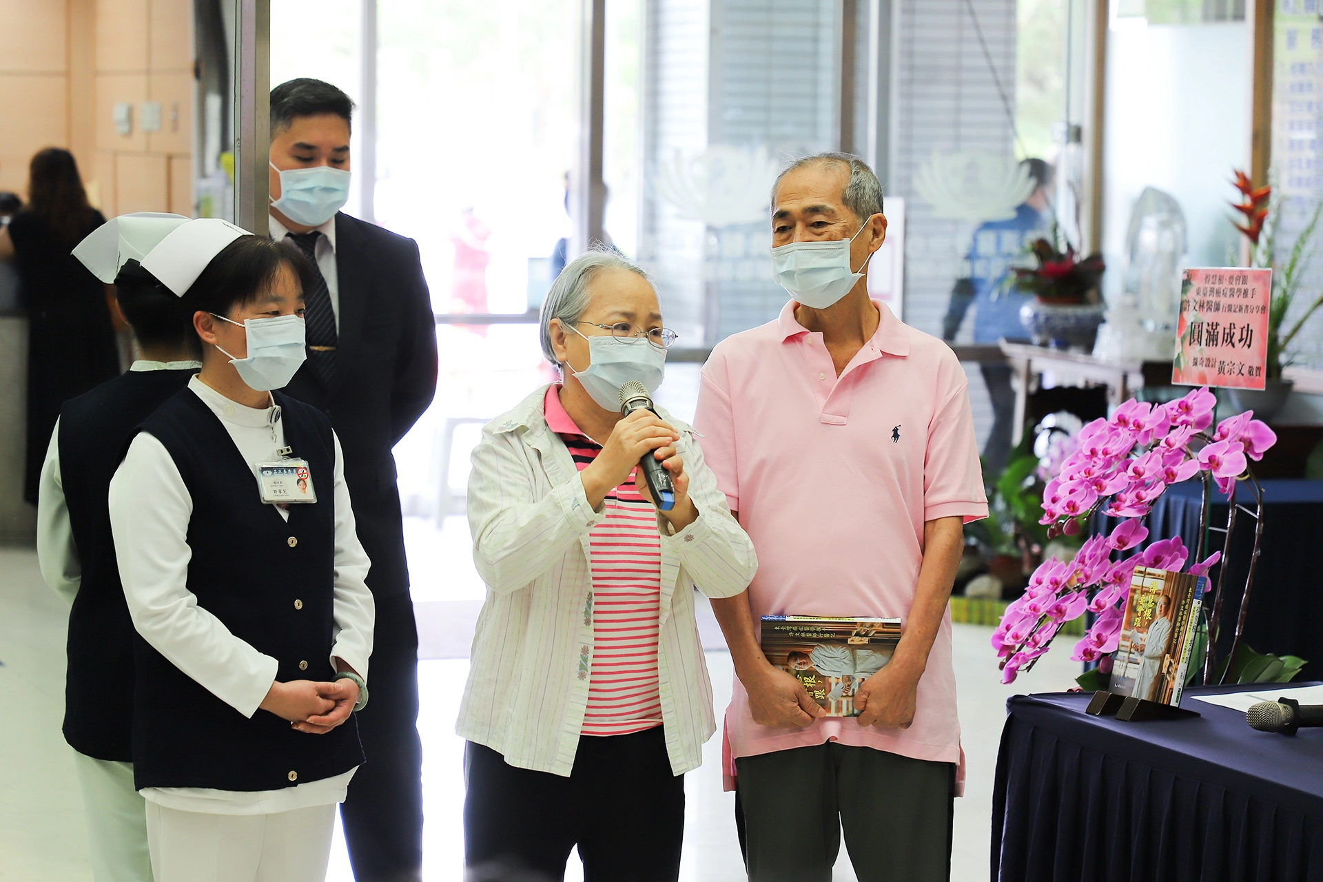 昔日淋巴癌病友李伯伯出席新書會,太太細說先生從生病治療、痊癒到後續追蹤,乃至到府關懷,都有許文林醫師一路的照顧。