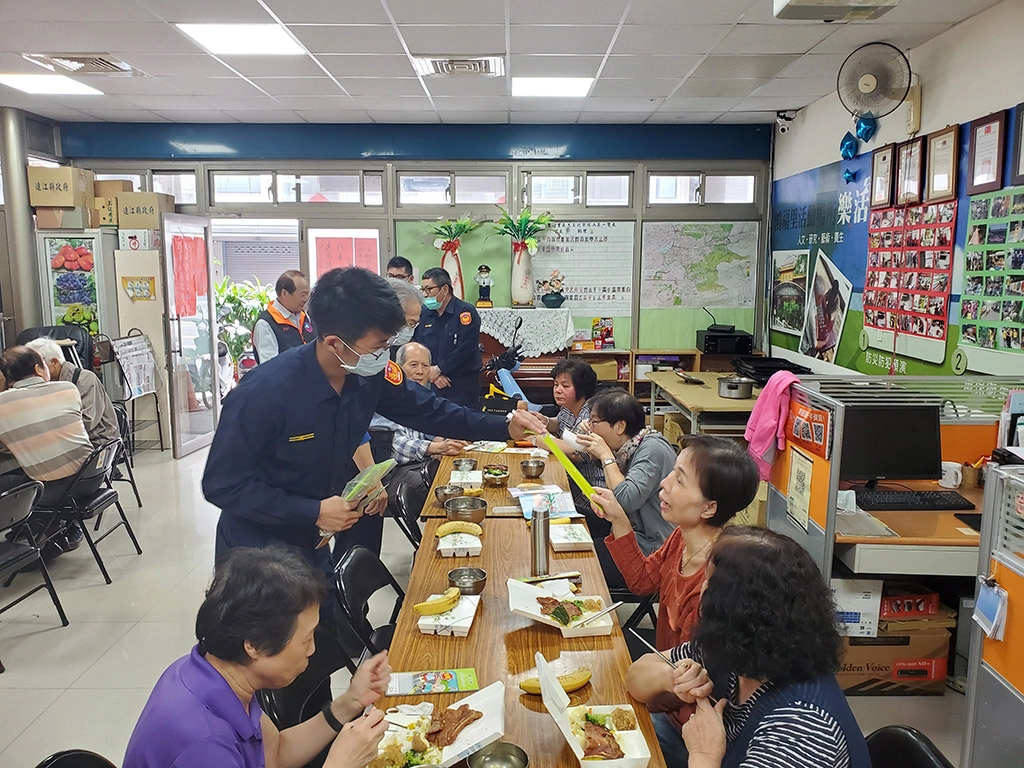 臺北市政府警察局南港分局為防制高齡者交通事故暨推動交通安全教育,101年4月特前往里辦公處舉辦交通安全宣導活動(新聞資料)