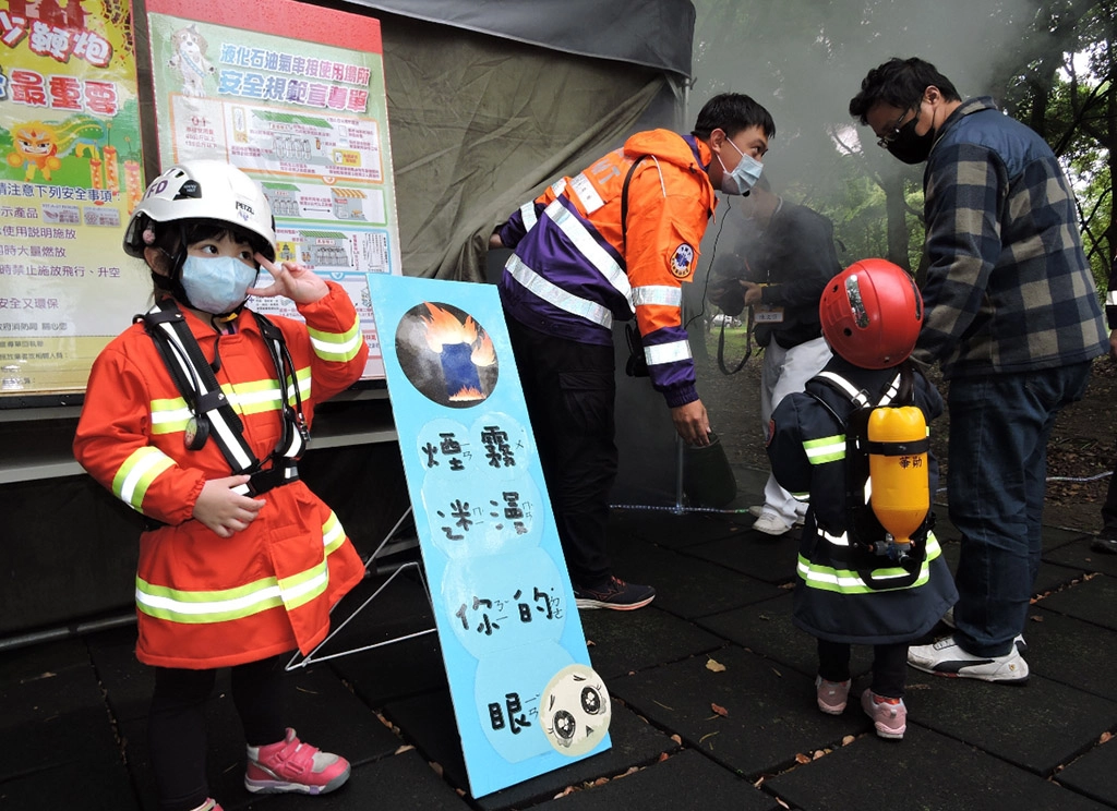 4月17日上午在慈濟中壢志業園區舉辦「慈濟&波力救援小英雄防災親子總動員」,大小朋友親子互動闖關。