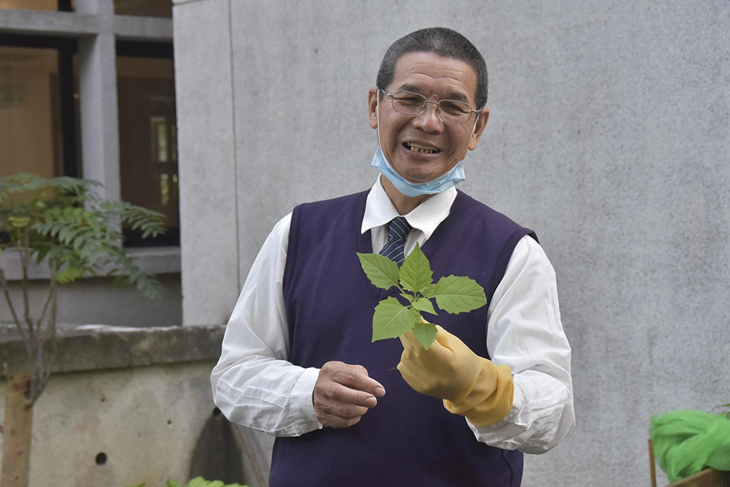 校車司機賴明仁,是瑞智憶學 苑阿公阿嬤最喜歡的老師。