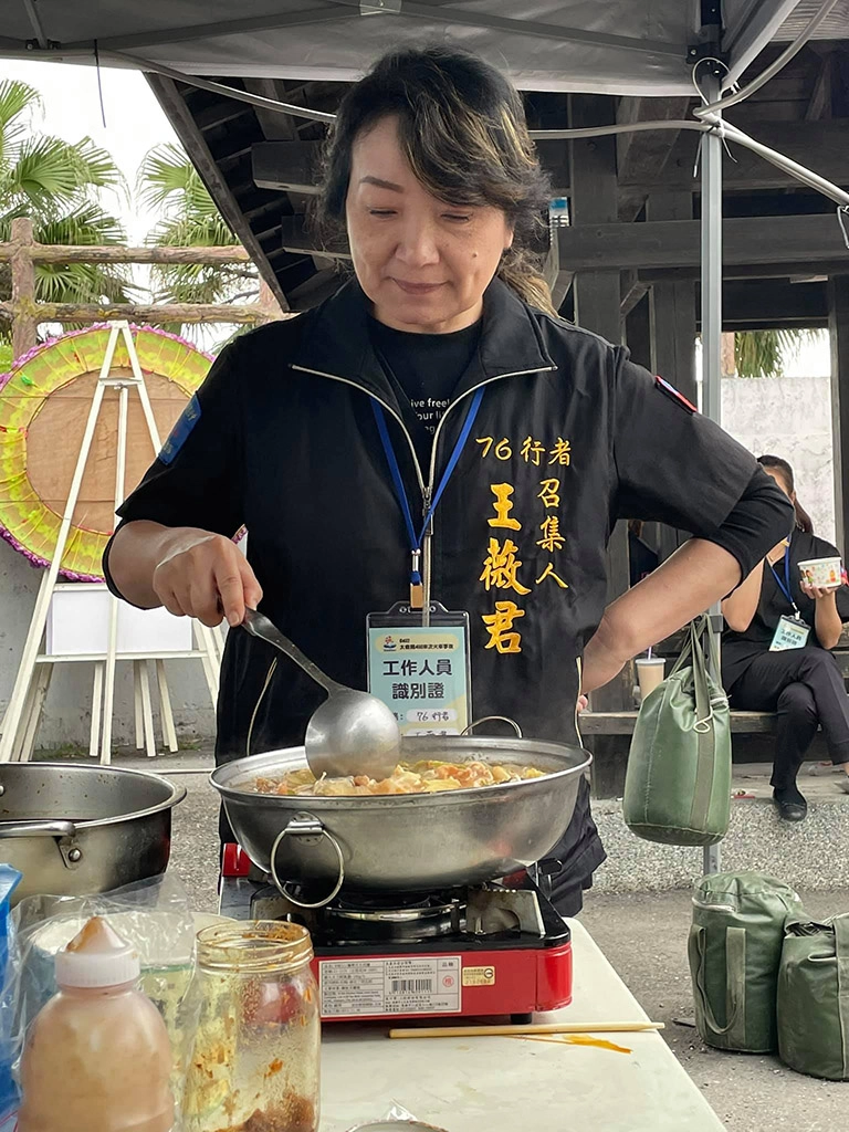 「76行者」都稱王薇君為姑姑,他細心照料與陪伴成員。(76行者提供)