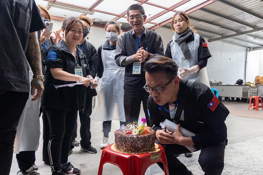 邱柏森在生日當天許願,希望讓罹難者都能完整地回家。(76行者提供)