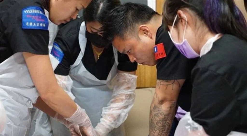 陳修將秉持「視逝如親」的理念,為所有亡者修復遺體。(76行者提供)