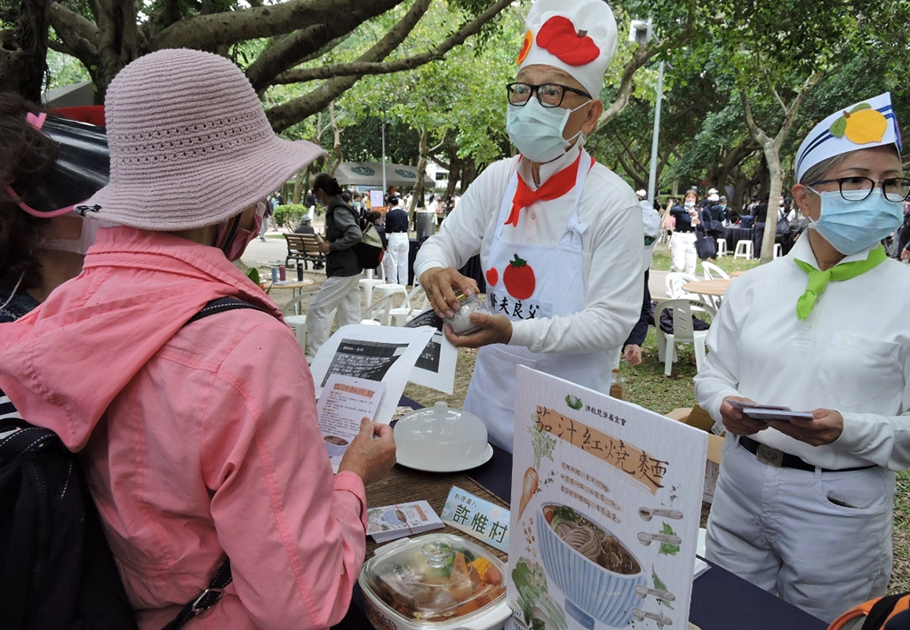「賢夫良父」爸爸們現場秀蔬食廚藝,分享蔬食心得。
