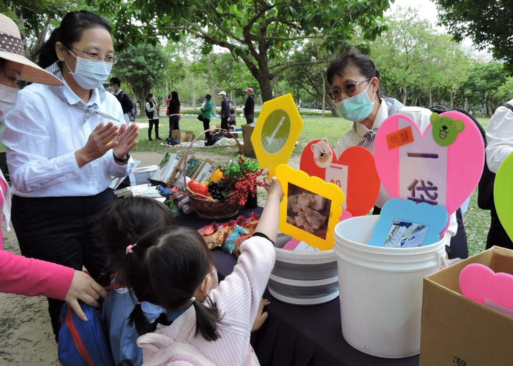 用愛護地球、疼惜大地的心參與,透過熱鬧活潑的闖關遊戲、寓教於樂、音樂饗宴等主題,體驗身心靈環保清淨的正能量。